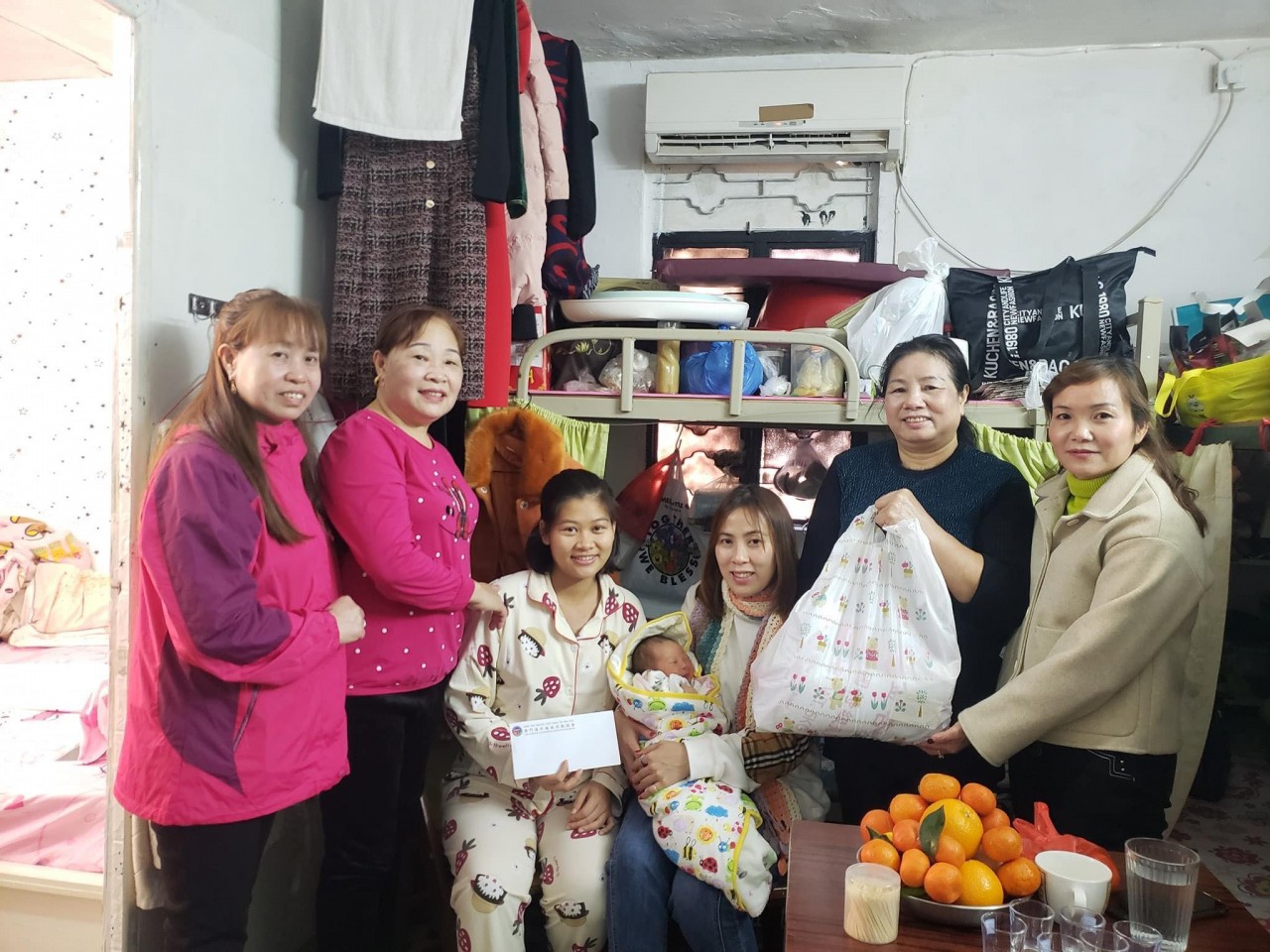Presenting Tet gifts to overseas Vietnamese in difficulty in Macau China
